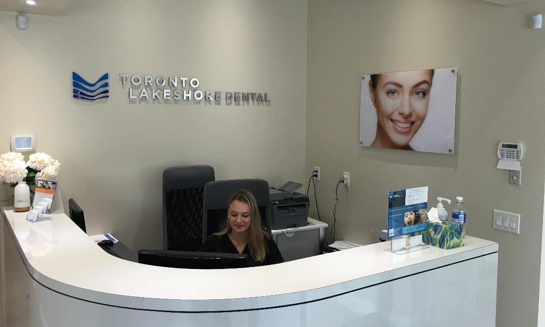 Front desk at Toronto Lakeshore Dental with friendly staff to welcome patients