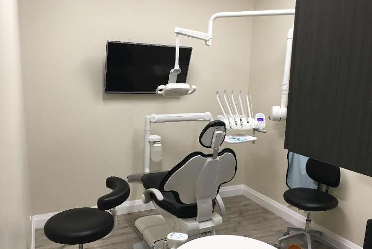 dental treatment room with tv in toronto lakeshore dental